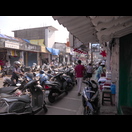 Motorroller prägen das Bild auf indischen Straßen